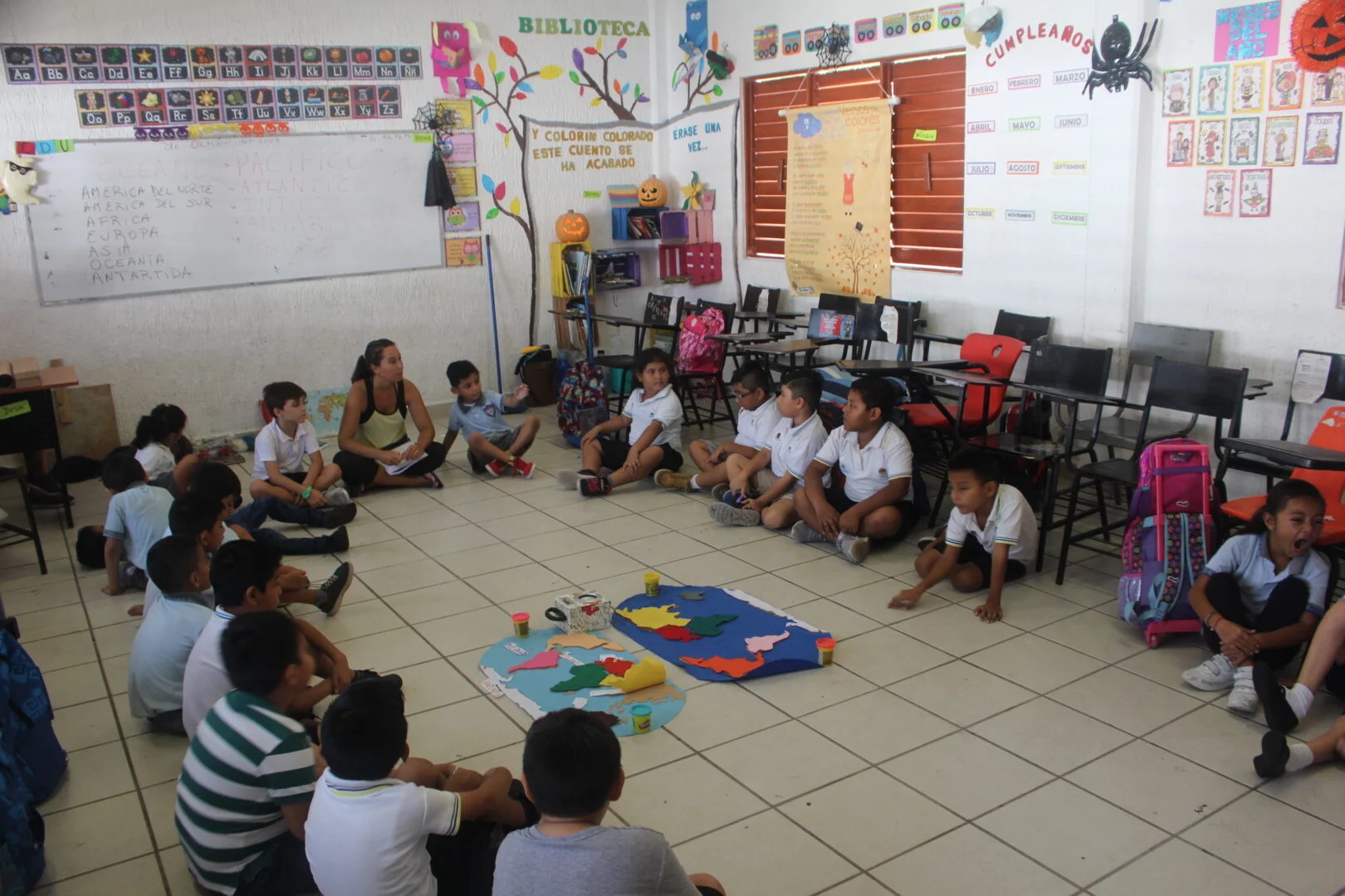 Dando 1 clase en el aula de Pedrito en México